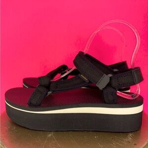 Worn 2x excellent condition TEVA platform sandals.
